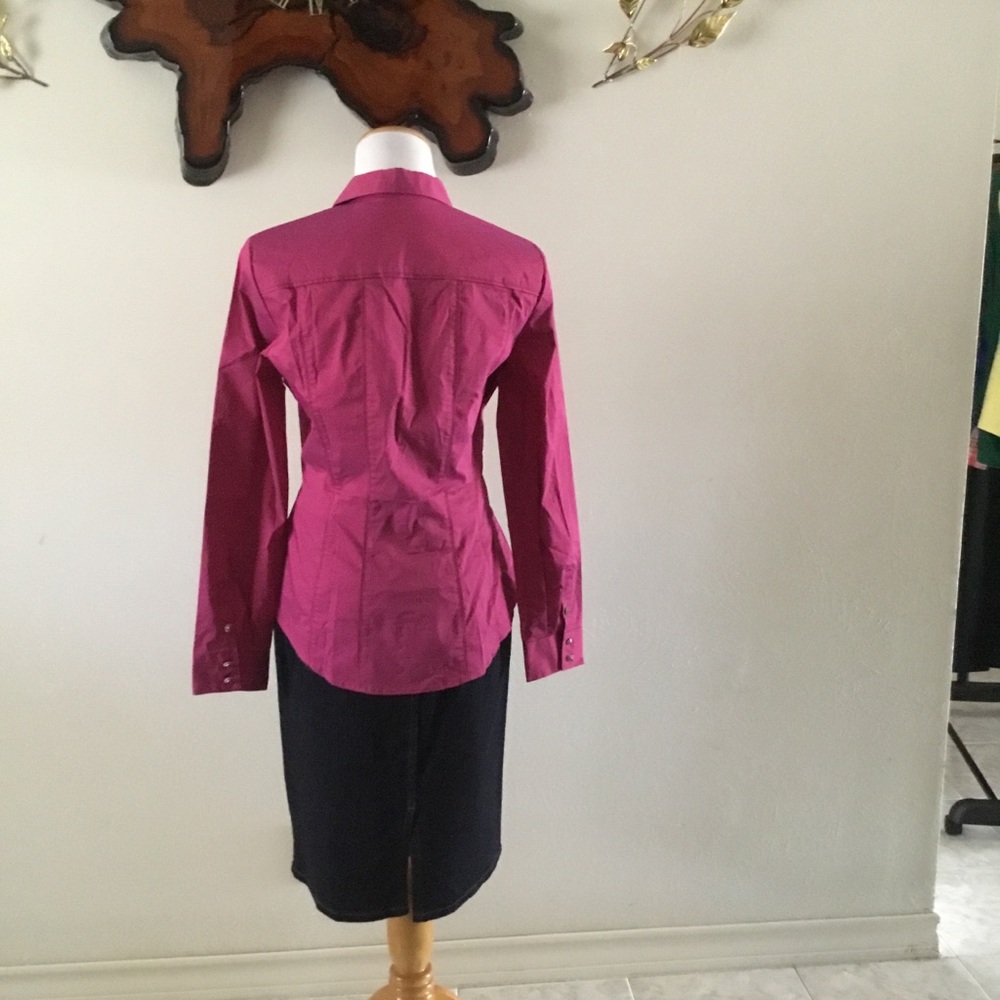 HP-7TH AVENUE- NEW YORK& CO.FITTED BUTTON DOWN TOP WITH DECORATIVE STONE BUTTONS - Picture 3 of 8